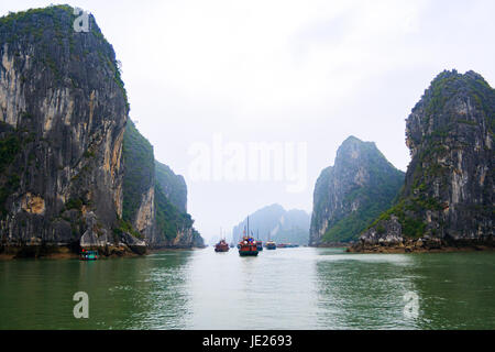 Il turista nave su nebbioso giorno di Halong Bay, Vietnam. Foto Stock