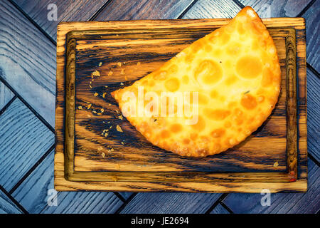 Khachapuri in stile georgiano tradizionale pane con formaggio Foto Stock