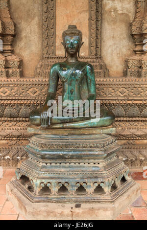 Antica Budda seduto in Vientiane, Laos Foto Stock