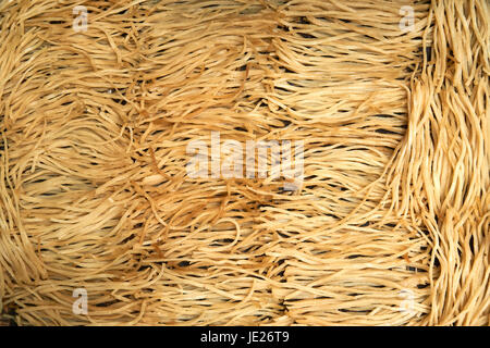 Vietnamita tagliatelle asciutte vista dall'alto. Sun asciutte spaghetti di riso per il famoso pasti in Hoi An - mi quang e cao lau. Foto Stock