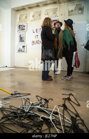 Pozna , Polonia, mostra d'arte sulla protesta nero Foto Stock