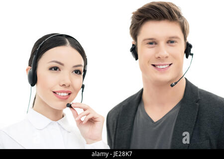 Ritratto di sorridere operatori call center in auricolari isolato su bianco Foto Stock