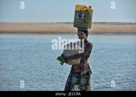 Sakalava donna che trasportano merci al mercato, Morondava, Madagascar Foto Stock