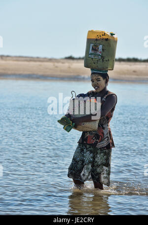 Sakalava donna che trasportano merci al mercato, Morondava, Madagascar Foto Stock