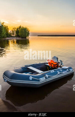 Gomma piccola barca da pesca è in attesa presso la riva Foto Stock