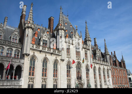 Vista laterale del Provinciaal Hof (provincia) Corte è un edificio Neogothical sulla piazza del mercato di Bruges (Belgio) Foto Stock