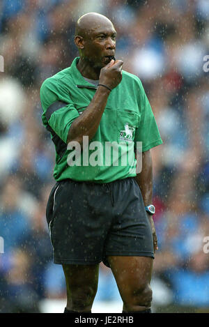 URIAH RENNIE arbitro di calcio MAINE ROAD MANCHESTER 24 Agosto 2002 Foto Stock