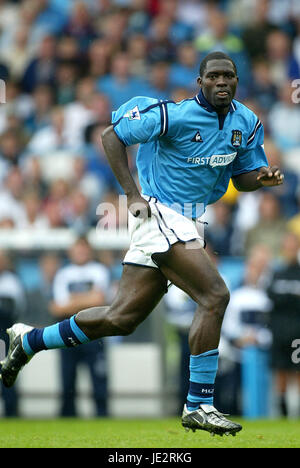 MARC VIVIEN FOE Manchester City FC MAINE ROAD MANCHESTER 24 Agosto 2002 Foto Stock