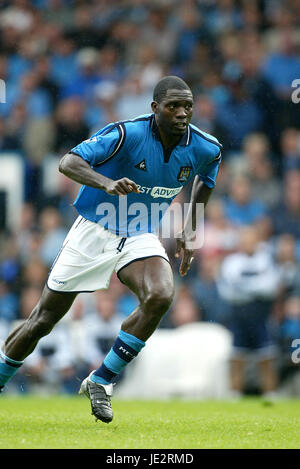 MARC VIVIEN FOE Manchester City FC MAINE ROAD MANCHESTER 24 Agosto 2002 Foto Stock