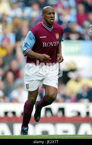 DION DUBLIN Aston Villa FC VILLA PARK BIRMINGHAM 06 Ottobre 2002 Foto Stock