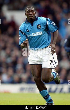 MARC-VIVIEN FOE Manchester City FC MAIN ROAD MANCHESTER 19 Ottobre 2002 Foto Stock