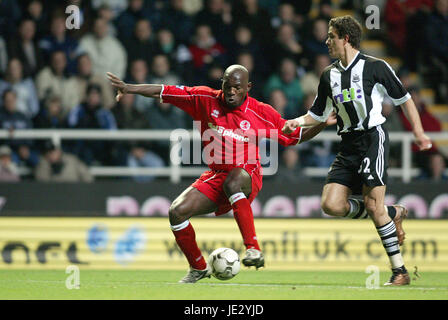 GEREMI & LAURENT ROBERT NEWCASTLE UTD V MIDDLESBROUGH St James Park Newcastle 04 Novembre 2002 Foto Stock