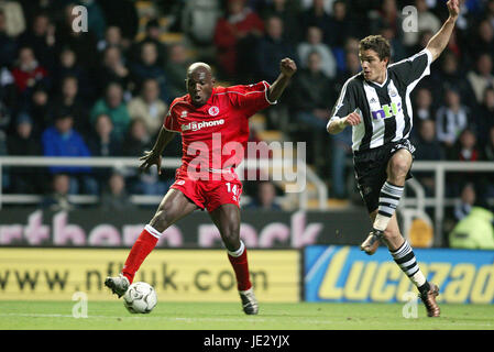 GEREMI & LAURENT ROBERT NEWCASTLE UTD V MIDDLESBROUGH.ST JAMES PARK NEWCASTLE 05 Novembre 2002 Foto Stock