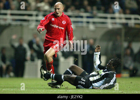 MASSIMO MACCARONE & BERNARD NEWCASTLE UTD V MIDDLESBROUGH.ST JAMES PARK NEWCASTLE 04 Novembre 2002 Foto Stock