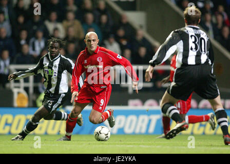 MASSIMO MACCARONE & BERNARD NEWCASTLE UTD V MIDDLESBROUGH.ST JAMES PARK NEWCASTLE 04 Novembre 2002 Foto Stock