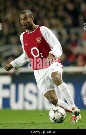ASHLEY COLE Arsenal FC HIGHBURY Londra Inghilterra 10 Dicembre 2002 Foto Stock