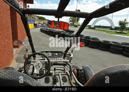 Un off road red rusty buggie parcheggiato su un circuito karting Foto Stock