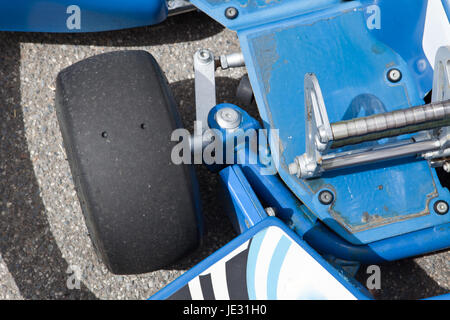 Macchina kart prima della partenza sul circuito. Dettaglio della ruota Foto Stock