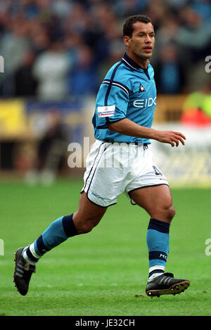 ALI BENARBIA Manchester City FC MOLINEUX WOLVERHAMPTON Inghilterra 01 aprile 2002 Foto Stock