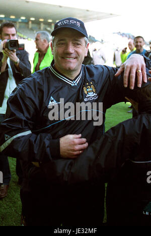 KEVIN KEEGAN Manchester City FC MANAGER MAINE Road Manchester Inghilterra 06 aprile 2002 Foto Stock