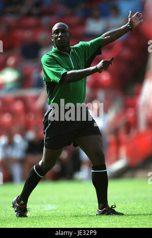 URIAH RENNIE arbitro di calcio OAKWELL STADIUM BARNSLEY INGHILTERRA 03 Agosto 2002 Foto Stock