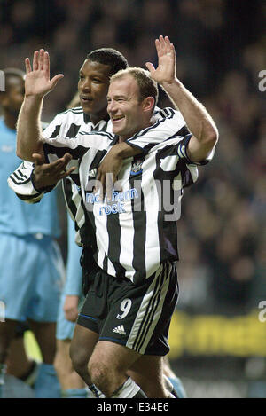 ALAN SHEARER & TITUS BRAMBLE Newcastle United FC St James Park Newcastle Inghilterra 13 Dicembre 2003 Foto Stock