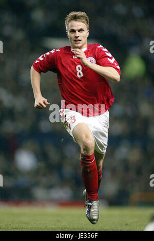 JESPER GRONKJAER DANIMARCA & Chelsea FC OLD TRAFFORD Manchester Inghilterra 16 Novembre 2003 Foto Stock