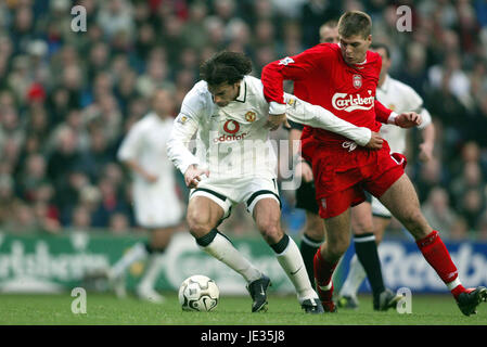 R NISTELROOY & Steven Gerrard LIVERPOOL V MANCHESTER UNITED ANFIELD LIVERPOOL ENGLAND 09 Novembre 2003 Foto Stock