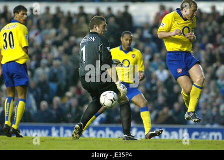 Blocchi di salone di HENRY'S SHOT LEEDS UNITED V Arsenal FC ELLAND ROAD LEEDS INGHILTERRA 01 Novembre 2003 Foto Stock