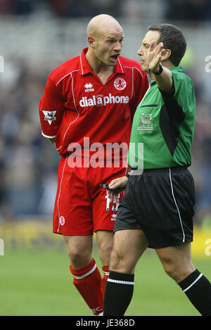 DANNY MILLS & ALAN WILEY MIDDLESBROUGH V NEWCASTLE UTD RIVERSIDE STADIUM MIDDLESBROUGH 19 Ottobre 2003 Foto Stock