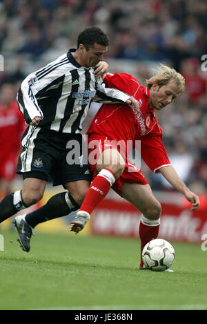 GARY SPEED & Gaizka MENDIETA MIDDLESBROUGH V NEWCASTLE UTD RIVERSIDE STADIUM MIDDLESBROUGH 19 Ottobre 2003 Foto Stock