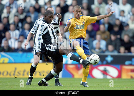 KEVIN PHILLIPS & TITUS BRAMBLE Newcastle United FC St James Park Newcastle Inghilterra 04 Ottobre 2003 Foto Stock