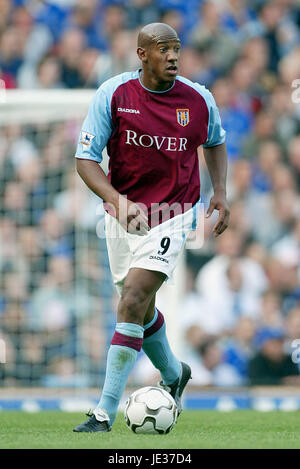 DION DUBLIN Aston Villa FC STAMFORD BRIDGE CHELSEA Londra Inghilterra 27 Settembre 2003 Foto Stock