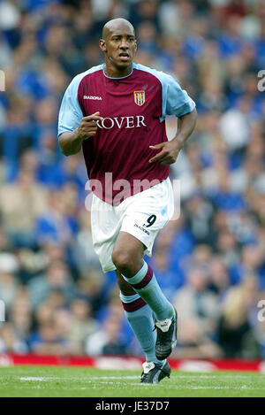 DION DUBLIN Aston Villa FC STAMFORD BRIDGE CHELSEA Londra Inghilterra 27 Settembre 2003 Foto Stock