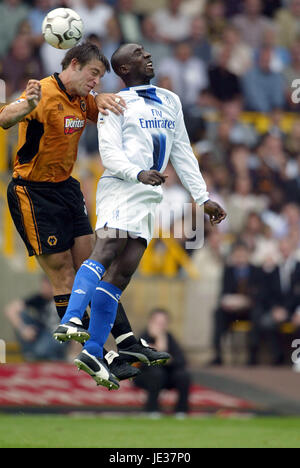 PAUL BUTLER & J HASSELBAINK LUPI V CHELSEA MOLINEUX WOLVERHAMPTON INGHILTERRA 20 Settembre 2003 Foto Stock