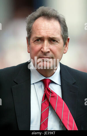 GERARD HOULLIER LIVERPOOL MANAGER VILLA PARK ASTON Birmingham Inghilterra 24 Agosto 2003 Foto Stock