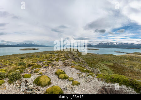 Vista panoramica di isola e vista montagne nel Canale di Beagle - Ushuaia, Tierra del Fuego, Argentina Foto Stock