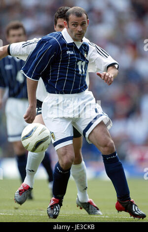 COLIN CAMERON Michael BALLACK SCOZIA V GERMANIA HAMPDEN PARK GLASGOW Scozia 07 Giugno 2003 Foto Stock