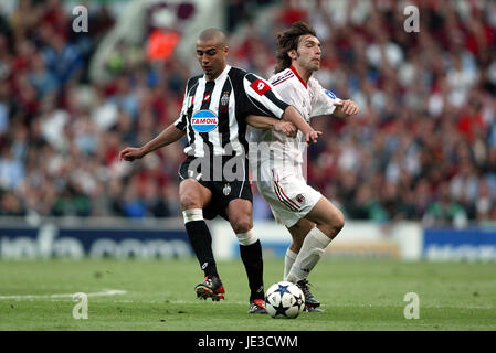 DAVID TREZEGUET & UN COSTACURTA JUVENTUS V AC MILAN OLD TRAFFORD Manchester Inghilterra 28 Maggio 2003 Foto Stock