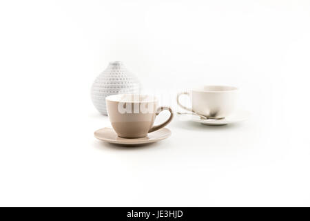 Due tazze di caffè e vaso isolato su sfondo bianco Foto Stock