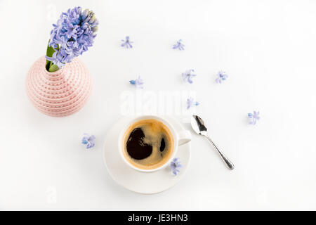 Vista ravvicinata della tazza da caffè e giacinto blu fiori in vaso Foto Stock