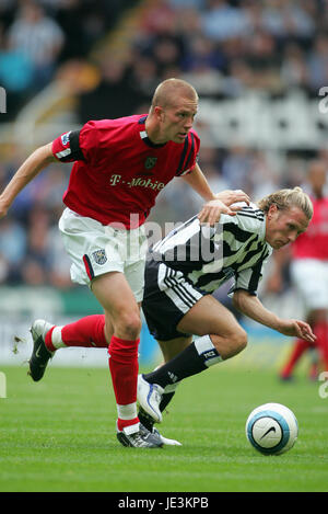 CRAIG BELLAMY THOMAS GAARDSOE NEWCASTLE UNITED V West Brom St James Park Newcastle Inghilterra 25 Settembre 2004 Foto Stock