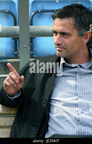 JOSE MOURINHO CHELSEA MANAGER VILLA PARK Birmingham Inghilterra 11 Settembre 2004 Foto Stock