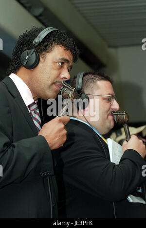 CHRIS KAMARA SKY TV presentatore KC Stadium Hull Inghilterra 31 Agosto 2004 Foto Stock