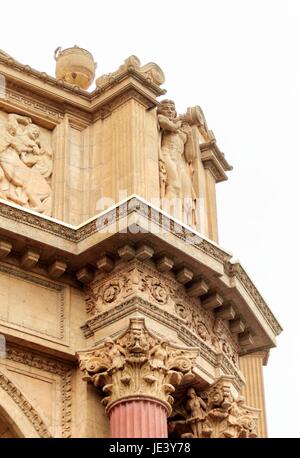 Una vista della cupola rotunda del Palazzo delle Belle Arti di San Francisco, California, Stati Uniti d'America. Un colonnato romano architettura greca con statue e sculture di costruire attorno a una laguna. Foto Stock