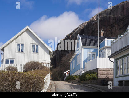 La piccola città di Fjällbacka sulla costa occidentale della Svezia, una destinazione di vacanza, infissi tradizionali ville Foto Stock