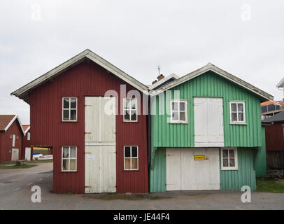 Il villaggio e isola di Smögen sulla costa occidentale della Svezia, il villaggio di pescatori di vecchio, ora una destinazione di vacanza, parzialmente convertita boathouses in capanne Foto Stock