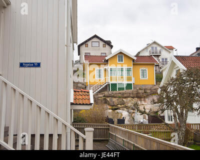 La piccola città Kungshamn sulla costa occidentale della Svezia, una pittoresca località di vacanza clapboard villa Foto Stock