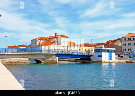 Croazia Tisno, 9 aprile 2012: ponte levatoio a Tisno, una cittadina situata in parte sulla terraferma e in parte su isola di Murter, Croazia Foto Stock