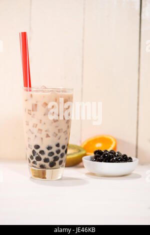 Boba / tè bolla. In casa del tè di latte con perle su un tavolo di legno. Foto Stock